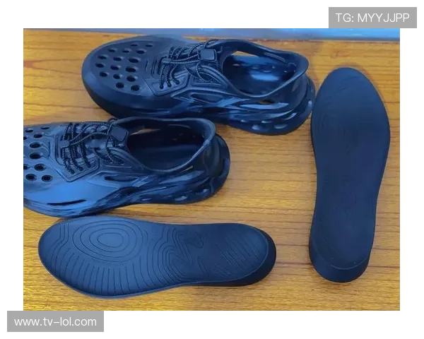 无鞋带足球鞋球星引领潮流突破传统激发球场新风尚 无鞋带足球鞋球星引领潮流突破传统激发球场新风尚