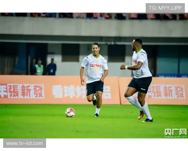 足球场上的黑色风暴：十大传奇黑人球星风采尽显