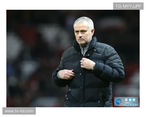 足球星西装演绎绿茵场外的绅士风采尽显运动与时尚完美融合 足球星西装演绎绿茵场外的绅士风采尽显运动与时尚完美融合