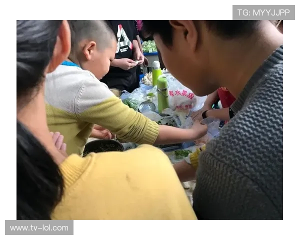 足球迷冲进场内见球星激动落泪 与偶像零距离合影瞬间成永恒回忆 足球迷冲进场内见球星激动落泪 与偶像零距离合影瞬间成永恒回忆